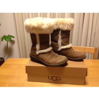 アグ(UGG)のアグの正規品、レアなデザインブーツ(ブーツ)