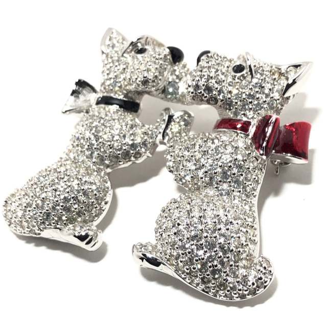 SWAROVSKI(スワロフスキー)のスワロフスキー ブローチ美品  犬 レディースのアクセサリー(ブローチ/コサージュ)の商品写真