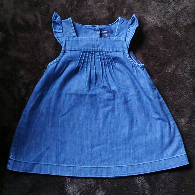 babyGAP(ベビーギャップ)の袖フリルデニムワンピース80 キッズ/ベビー/マタニティのベビー服(~85cm)(ワンピース)の商品写真