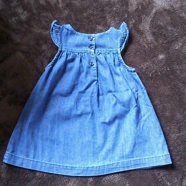 babyGAP(ベビーギャップ)の袖フリルデニムワンピース80 キッズ/ベビー/マタニティのベビー服(~85cm)(ワンピース)の商品写真