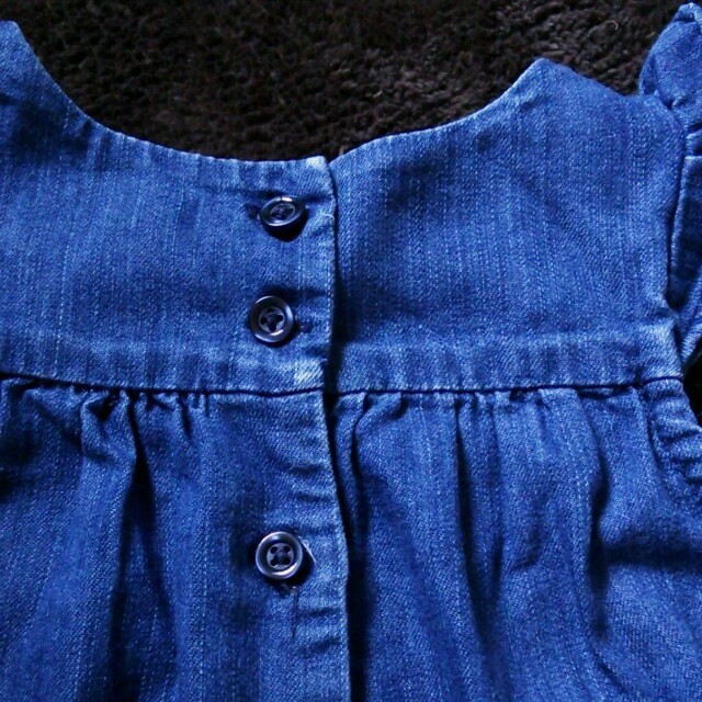 babyGAP(ベビーギャップ)の袖フリルデニムワンピース80 キッズ/ベビー/マタニティのベビー服(~85cm)(ワンピース)の商品写真