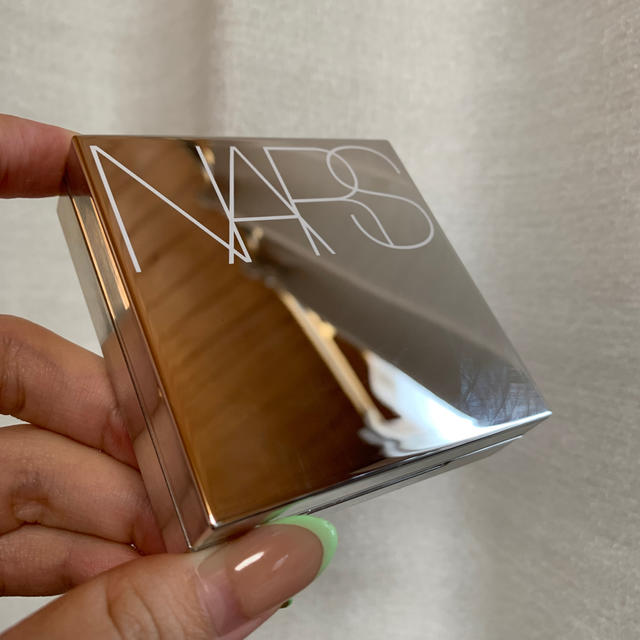 NARS(ナーズ)のNARS クッションファンデーション限定ケース5297　シルバー コスメ/美容のメイク道具/ケアグッズ(ボトル・ケース・携帯小物)の商品写真