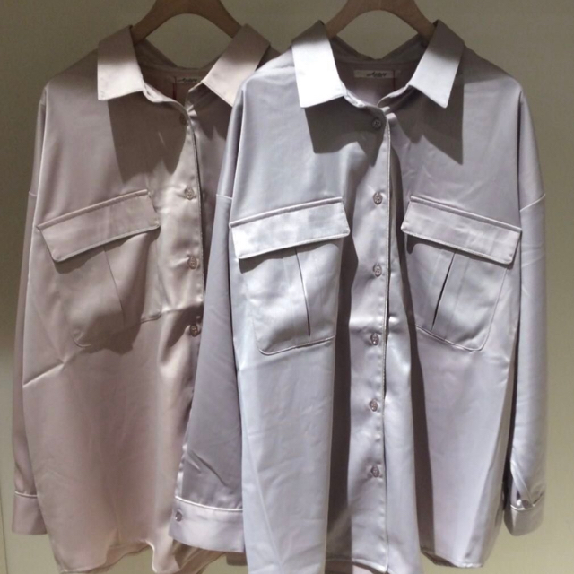 w closet(ダブルクローゼット)のサテンパイピングシャツ　w closet レディースのトップス(シャツ/ブラウス(長袖/七分))の商品写真