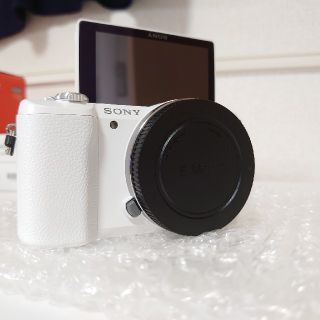 ソニー(SONY)のSONY α5100 白　ボディ　カメラ店メンテ済み　美品(ミラーレス一眼)