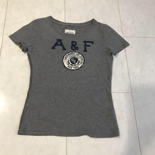 Abercrombie&Fitch(アバクロンビーアンドフィッチ)のアバクロ　レディースTシャツ レディースのトップス(Tシャツ(半袖/袖なし))の商品写真