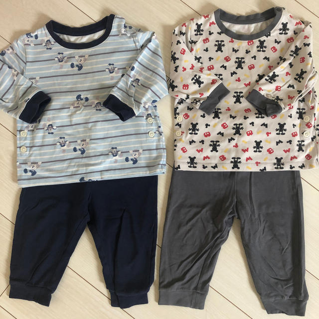 UNIQLO(ユニクロ)のユニクロ　ミッキーパジャマ　2着セット　サイズ90 キッズ/ベビー/マタニティのキッズ服男の子用(90cm~)(パジャマ)の商品写真