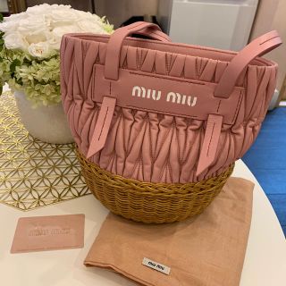 ミュウミュウ(MIU MIU)のmiu miu ミュウミュウ 籠バッグ ピンク 新品 未使用(ハンドバッグ)
