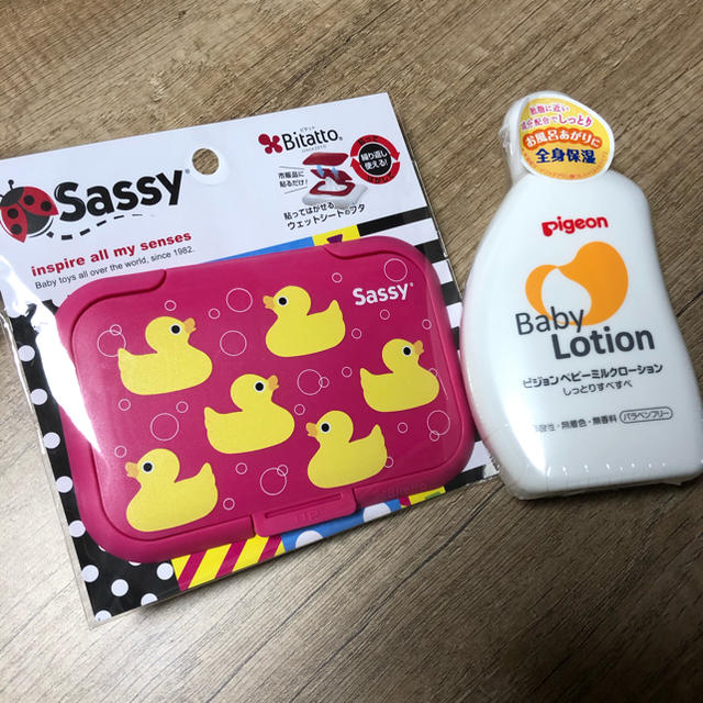 Sassy(サッシー)のSassyおしりふきフタ&Pigeonベビーミルクローション キッズ/ベビー/マタニティのおむつ/トイレ用品(ベビーおしりふき)の商品写真