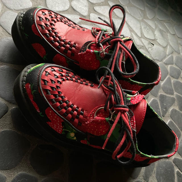 YOSUKE(ヨースケ)のyosuke いちご柄　ラバーソール　 レディースの靴/シューズ(ローファー/革靴)の商品写真