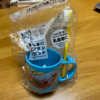 タカラトミー(Takara Tomy)のトミカ　スタンド付きコップ&歯ブラシセット(歯ブラシ/歯みがき用品)