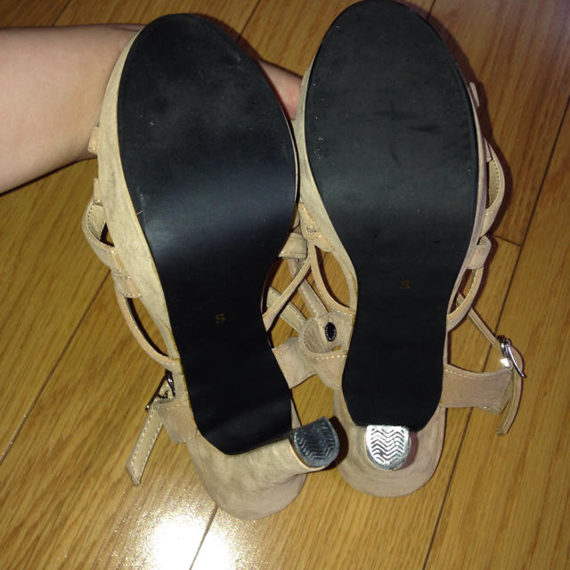 ベージュスエードサンダル レディースの靴/シューズ(サンダル)の商品写真