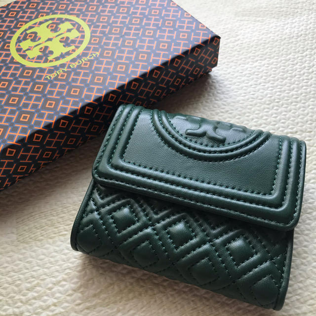 Tory Burch(トリーバーチ)の【新品】トリーバーチ☆三つ折財布☆緑 レディースのファッション小物(財布)の商品写真