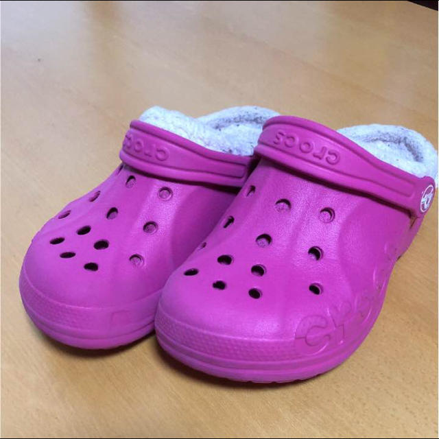 crocs(クロックス)のクロックス ピンク サンダル モコモコ キッズ/ベビー/マタニティのキッズ靴/シューズ(15cm~)(サンダル)の商品写真