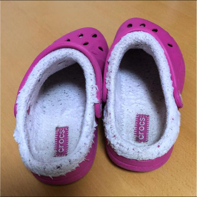 crocs(クロックス)のクロックス ピンク サンダル モコモコ キッズ/ベビー/マタニティのキッズ靴/シューズ(15cm~)(サンダル)の商品写真