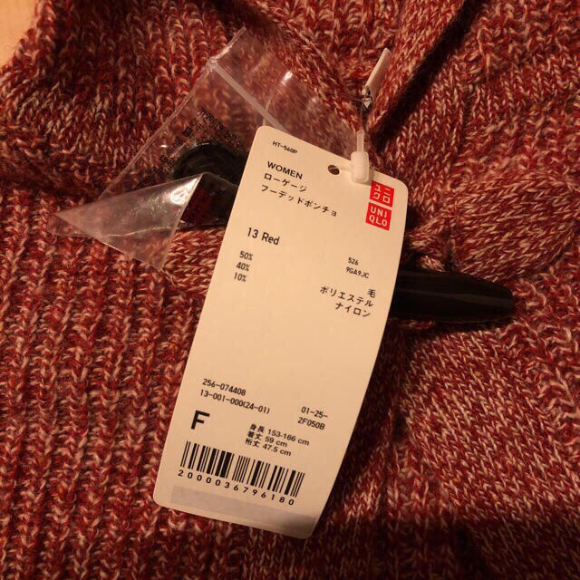 UNIQLO(ユニクロ)のユニクロ ローゲージ フーデッドポンチョ レッド レディースのジャケット/アウター(ポンチョ)の商品写真