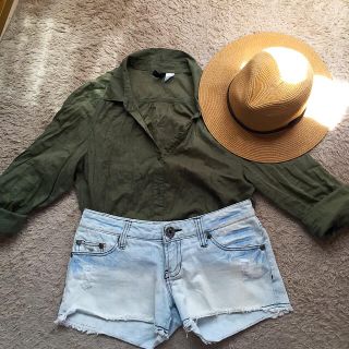 エイチアンドエム(H&M)のカーキシャツ(シャツ/ブラウス(長袖/七分))