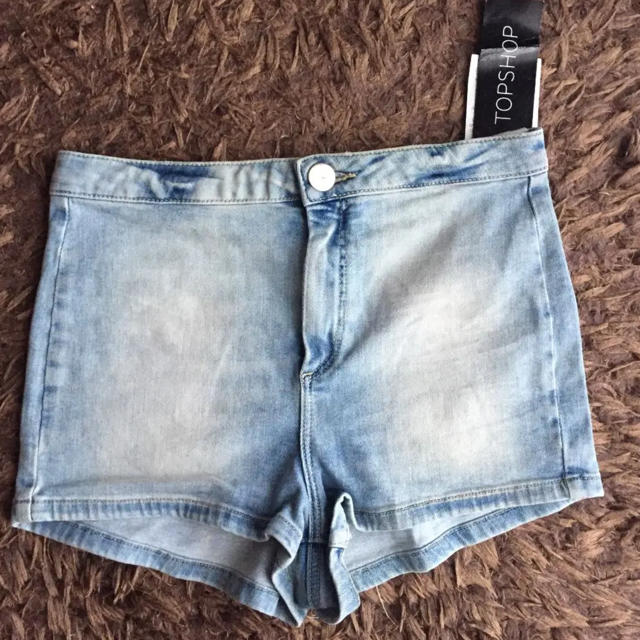 TOPSHOP(トップショップ)の新品未使用タグ付きトップショップデニムショートパンツ レディースのパンツ(ショートパンツ)の商品写真