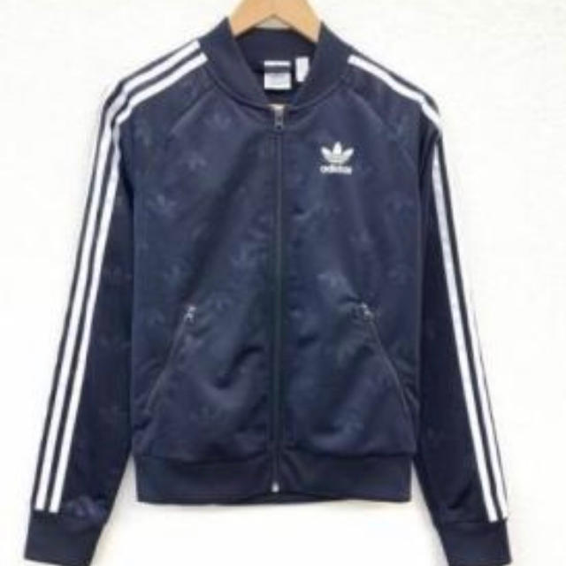 adidas(アディダス)のタグ付き★アディダス オリジナルス　トレフォイル柄　トラックトップ　ネイビー　M レディースのジャケット/アウター(ブルゾン)の商品写真