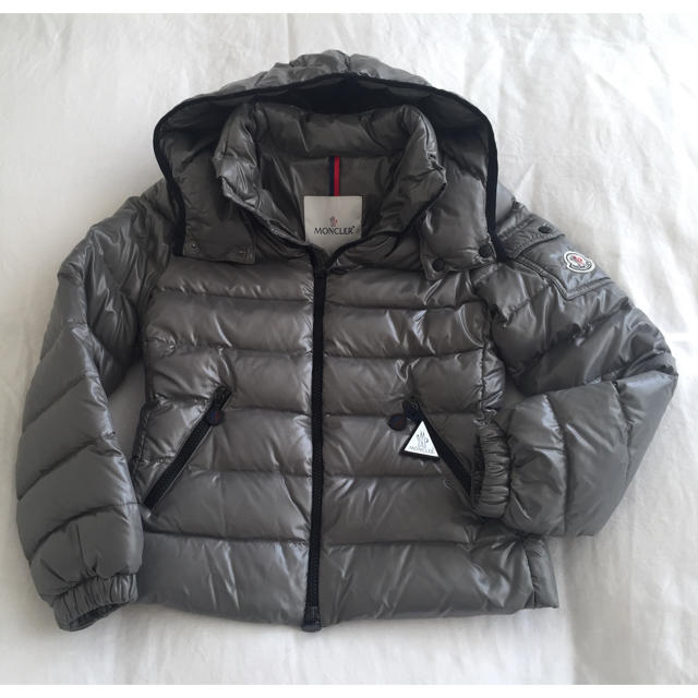 MONCLER(モンクレール)のモンクレール キッズ 10A グレー 2/15まで キッズ/ベビー/マタニティのキッズ服女の子用(90cm~)(ジャケット/上着)の商品写真