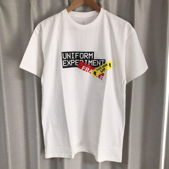 uniform experiment(ユニフォームエクスペリメント)のuniform experiment UE ATTENTION TAG TEE メンズのトップス(Tシャツ/カットソー(半袖/袖なし))の商品写真