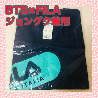 フィラ(FILA)の新品未使用★FILA×BTSコラボTシャツ・ジョングク着用 ネイビー(Tシャツ(半袖/袖なし))