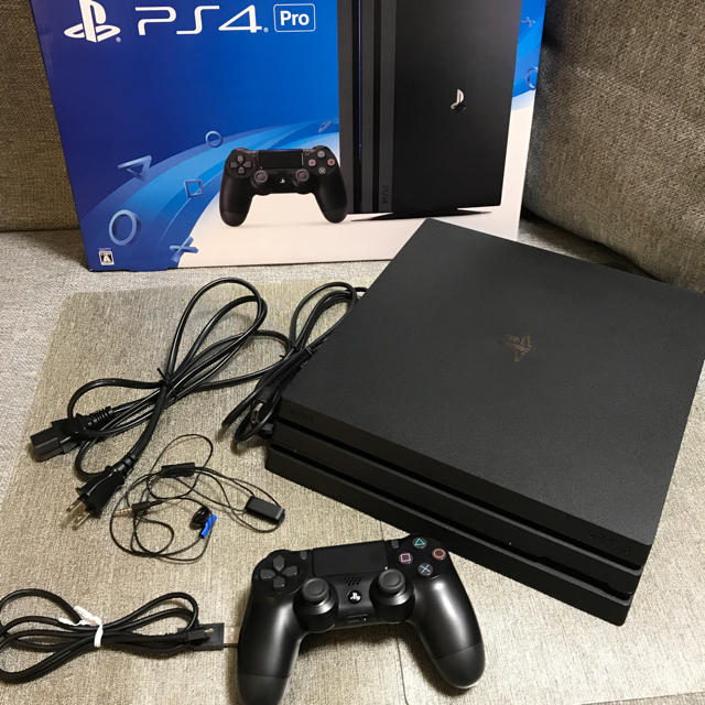 SONY(ソニー)のSONY PlayStation4 Pro 本体  CUH-7000BB01 エンタメ/ホビーのゲームソフト/ゲーム機本体(家庭用ゲーム機本体)の商品写真