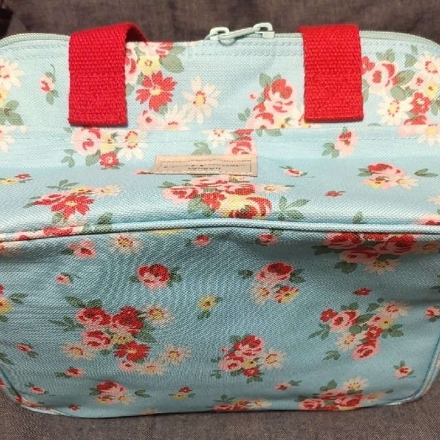 Cath Kidston(キャスキッドソン)のCath Kidston 保冷バッグ 大きめお弁当サイズ　青地花柄♪ レディースのバッグ(その他)の商品写真