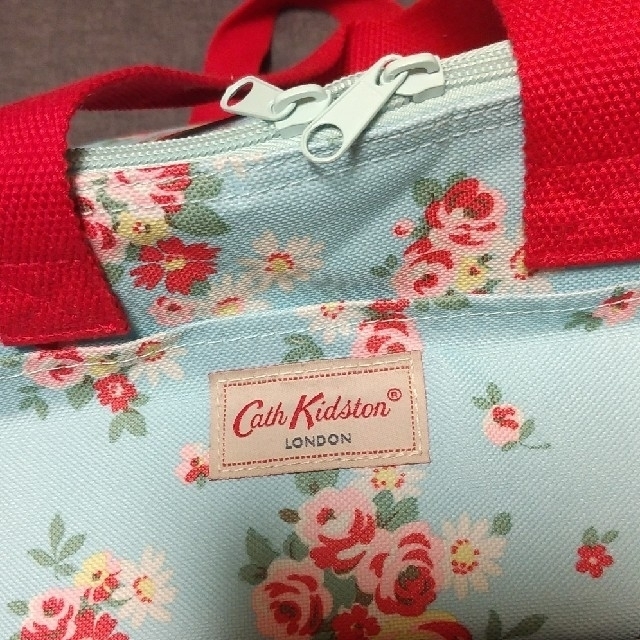 Cath Kidston(キャスキッドソン)のCath Kidston 保冷バッグ 大きめお弁当サイズ　青地花柄♪ レディースのバッグ(その他)の商品写真