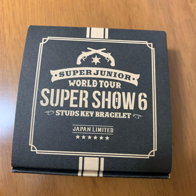 SUPER JUNIOR(スーパージュニア)のSUPER JUNIOR スタッズキーブレスレット エンタメ/ホビーのタレントグッズ(アイドルグッズ)の商品写真