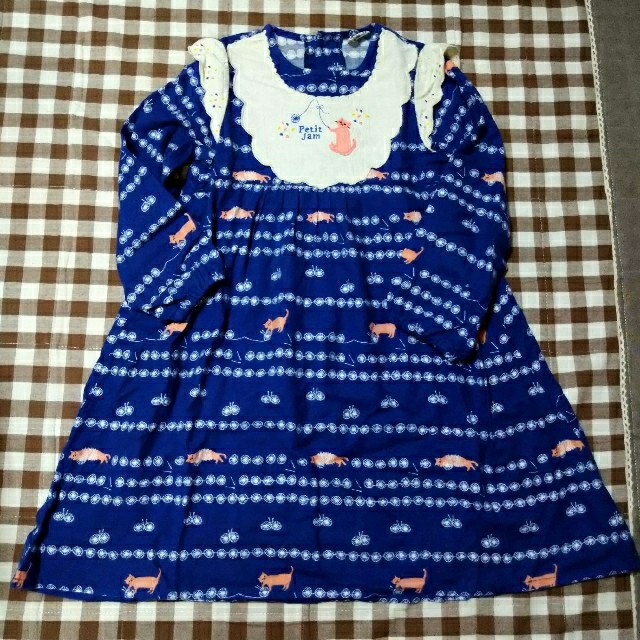 Petit jam(プチジャム)のPetit jam＊ねこと毛玉柄の長袖ワンピース（130cm） キッズ/ベビー/マタニティのキッズ服女の子用(90cm~)(ワンピース)の商品写真