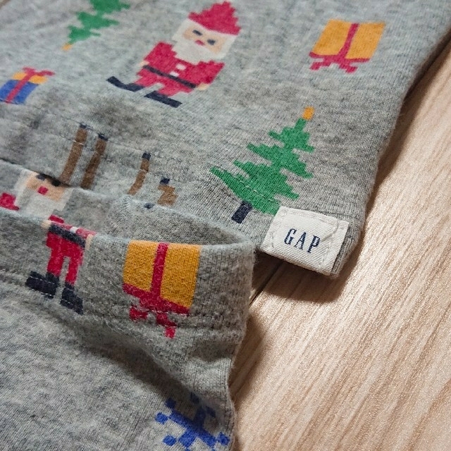 babyGAP(ベビーギャップ)のbabyGAP サンタパジャマ 70～80サイズ目安 キッズ/ベビー/マタニティのベビー服(~85cm)(パジャマ)の商品写真