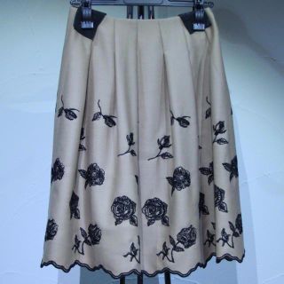 エムズグレイシー(M'S GRACY)のエムズグレイシー薔薇刺繍のスカート(ひざ丈スカート)
