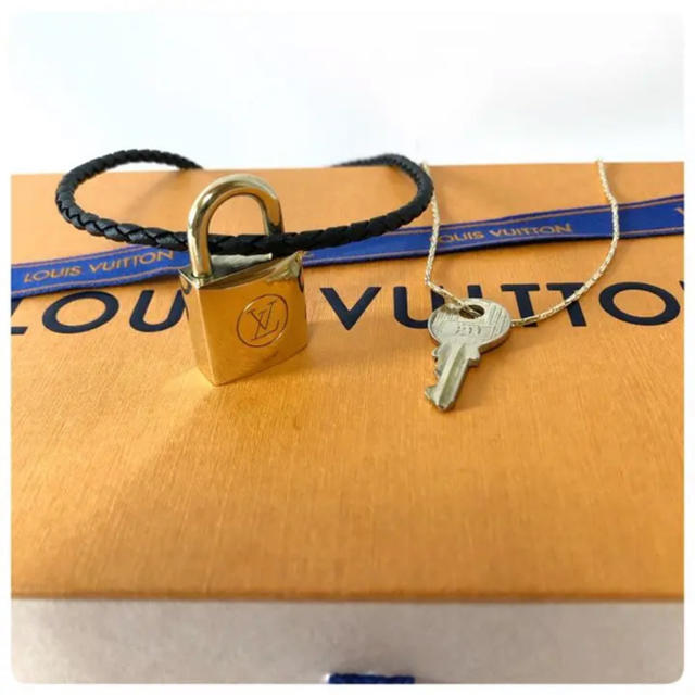 LOUIS VUITTON(ルイヴィトン)のレア　美品　ルイヴィトン　カデナ　ゴールド　旧パドロック　211　鍵2つ付き レディースのアクセサリー(ネックレス)の商品写真