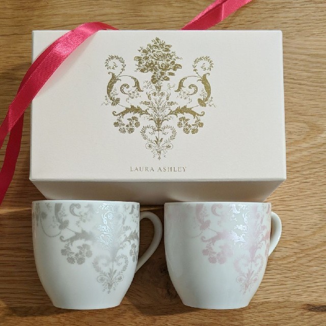 LAURA ASHLEY(ローラアシュレイ)のローラアシュレイ　ペアマグカップ　結婚祝い インテリア/住まい/日用品のキッチン/食器(グラス/カップ)の商品写真