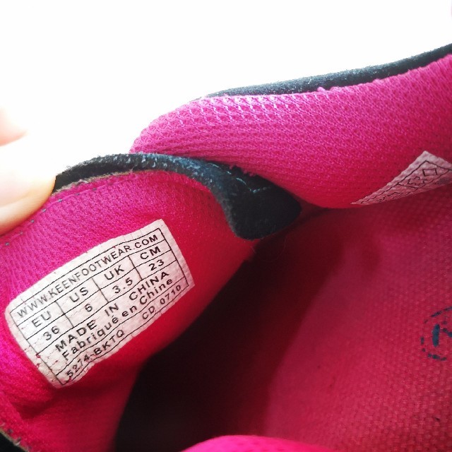 KEEN(キーン)のkeen　ジャスパー　23cm　ブラック×ピンク　トレッキング レディースの靴/シューズ(スニーカー)の商品写真