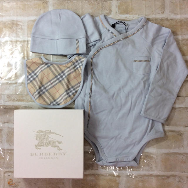 BURBERRY(バーバリー)の【未使用】バーバリー 長袖ロンパース＆スタイ＆帽子80㎝ 02MU0918048 キッズ/ベビー/マタニティのベビー服(~85cm)(ロンパース)の商品写真