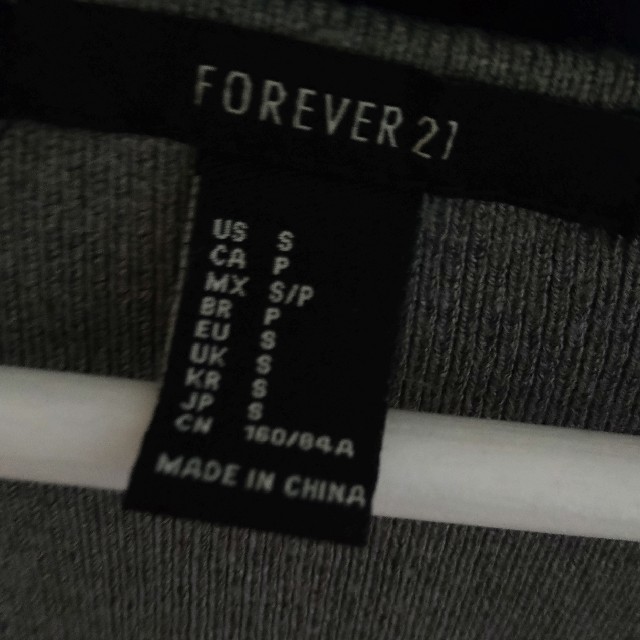 FOREVER 21(フォーエバートゥエンティーワン)のForever21　Vネックニット長袖　グレー　S レディースのトップス(ニット/セーター)の商品写真