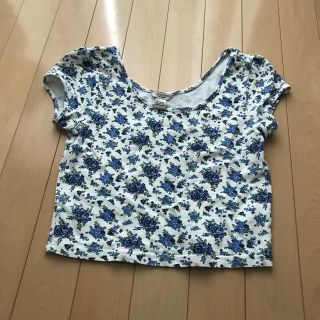 フォーエバートゥエンティーワン(FOREVER 21)のFOREVER21 花柄　ショートトップス(Tシャツ(半袖/袖なし))