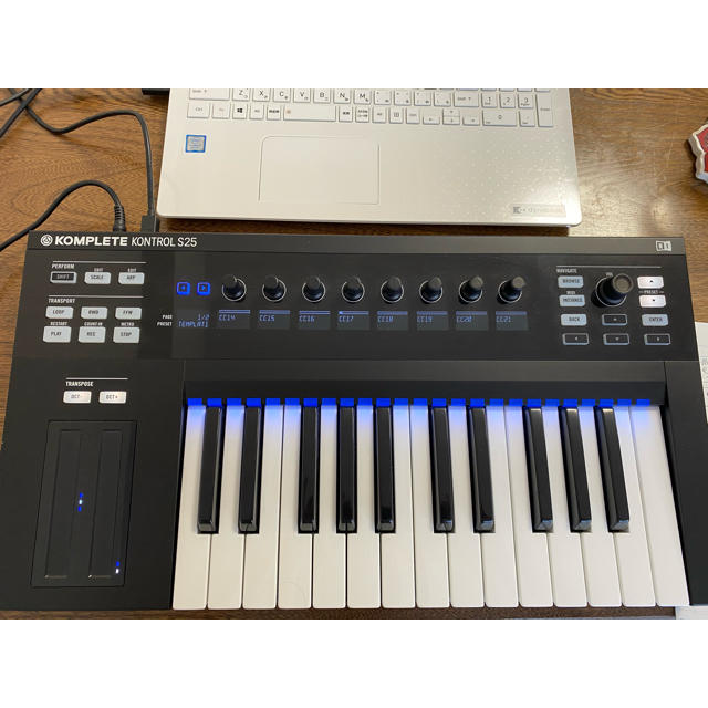 komplete kontrol s25 midiキーボード