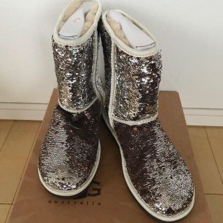 アグ(UGG)のUGG ムートンブーツ クラシックショート スパンコール 新品 US7 24cm(ブーツ)