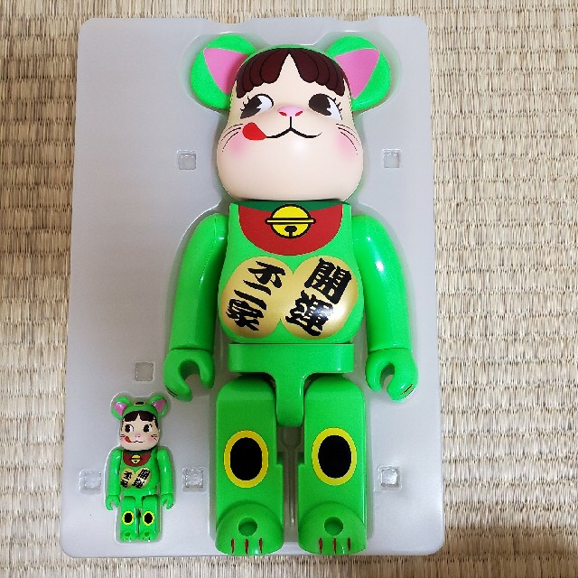 不二家BE@RBRICK 招き猫 ペコちゃん蛍光グリーン 100％ ＆ 400％-