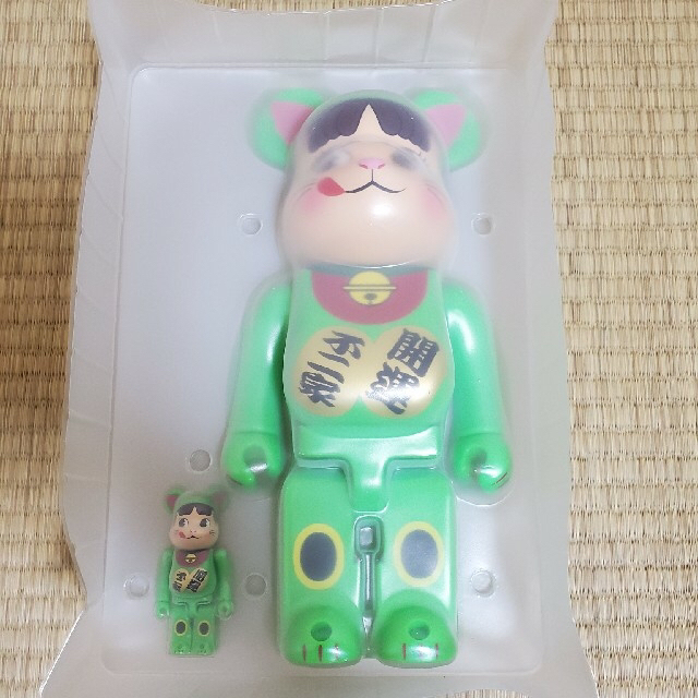 不二家 - BE@RBRICK 招き猫 ペコちゃん 蛍光グリーン 100％ ＆ 400％の