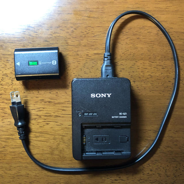 SONY(ソニー)のSony BC-QZ1 充電器 + NP-FZ100 バッテリー スマホ/家電/カメラのスマートフォン/携帯電話(バッテリー/充電器)の商品写真