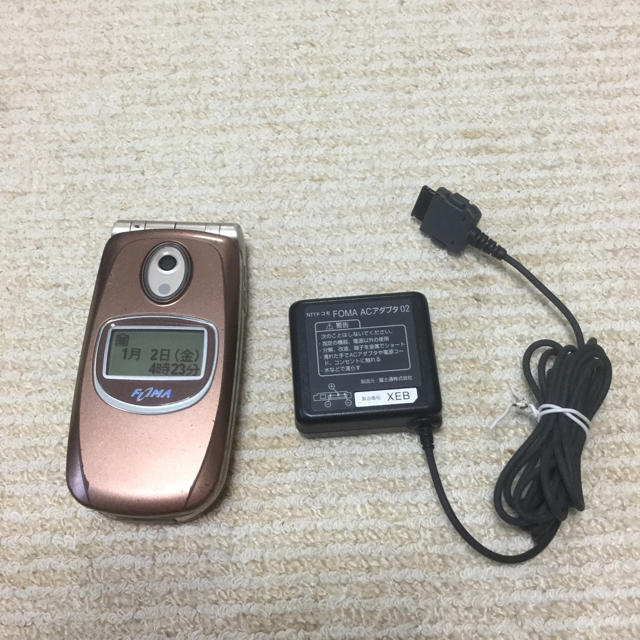 NTTdocomo(エヌティティドコモ)のらくらくフォン富士通携帯F880ies FOMA 本体と充電器 スマホ/家電/カメラのスマートフォン/携帯電話(携帯電話本体)の商品写真