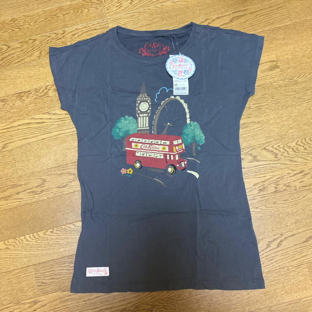 Cath Kidston(キャスキッドソン)の新品タグ付✰︎キャスキッドソンロンドンバスユニクロコラボTシャツm レディースのトップス(Tシャツ(半袖/袖なし))の商品写真