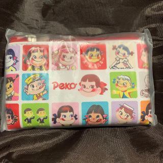 フジヤ(不二家)の新品☆歴代ペコちゃん☆フラットミニポーチ☆(ポーチ)