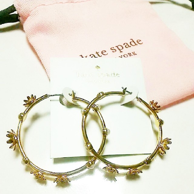 kate spade new york(ケイトスペードニューヨーク)の【新品】kate spade ケイトスペード ピアス フープ　loves me  レディースのアクセサリー(ピアス)の商品写真