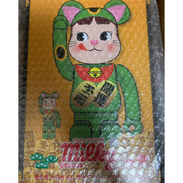 不二家(フジヤ)のBE@RBRICK 招き猫 ペコちゃん 蛍光グリーン 100％ ＆ 400％ ハンドメイドのおもちゃ(フィギュア)の商品写真
