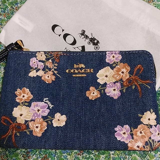 COACH(コーチ)のcoach☆デニムリストレット☆花柄 レディースのファッション小物(名刺入れ/定期入れ)の商品写真