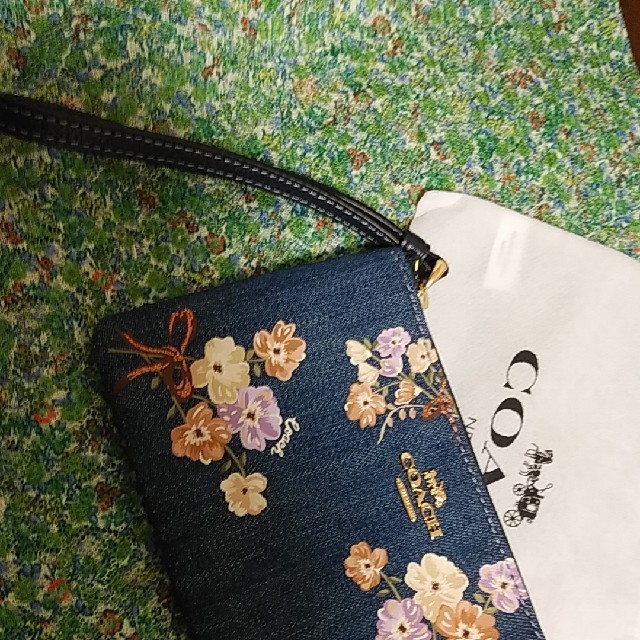 COACH(コーチ)のcoach☆デニムリストレット☆花柄 レディースのファッション小物(名刺入れ/定期入れ)の商品写真